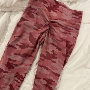 Bombshell sportswear pink camo scrunch leggings